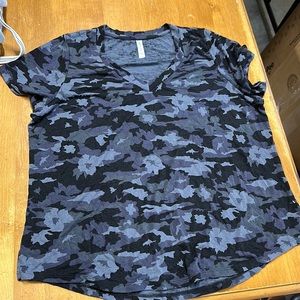 Athleta Black and Gray Camo Short Sleeve V Neck Shirt Size 1X